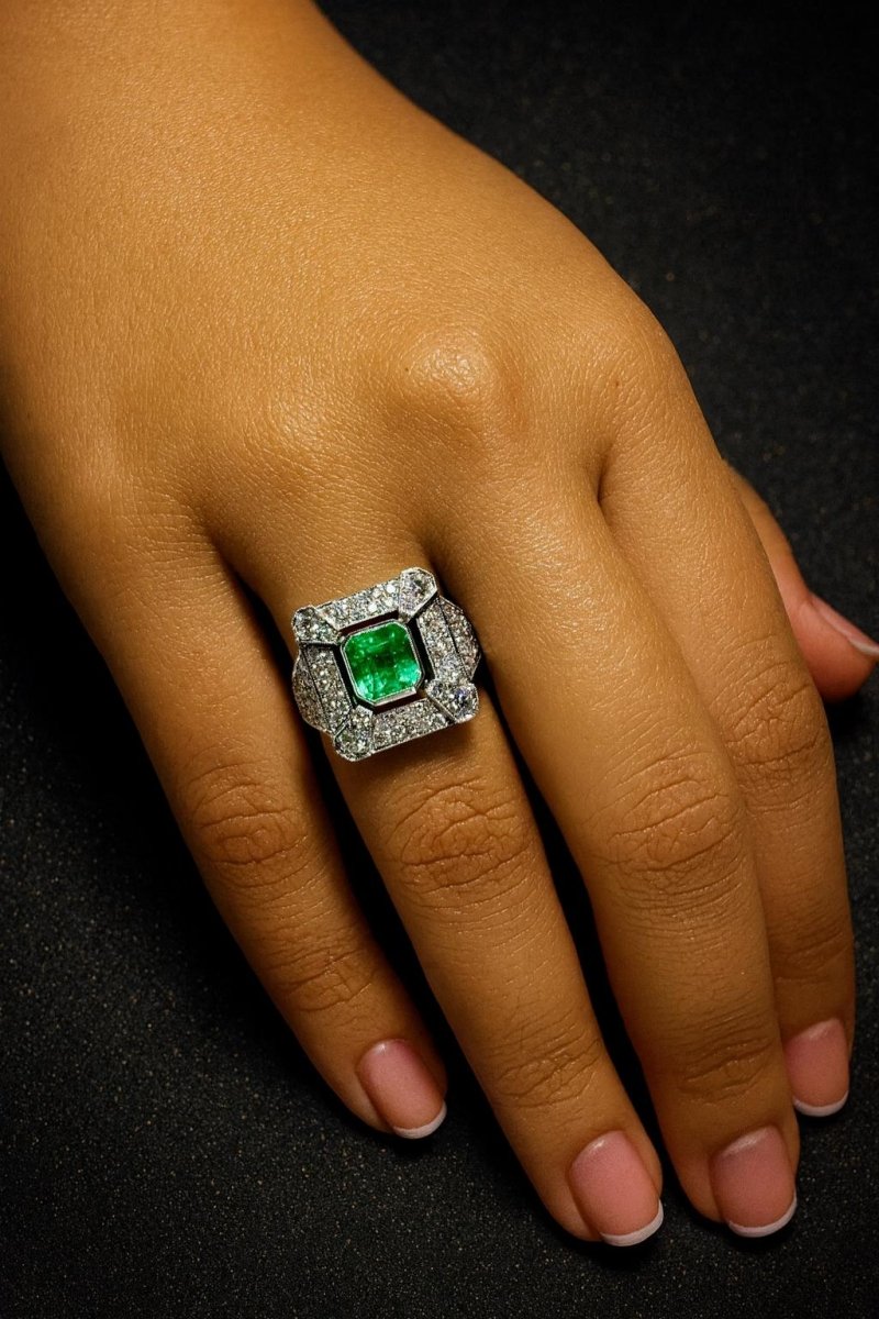 ANILLO DE ALTA JOYERÍA EN PLATINO CON ESMERALDA Y DIAMANTES - Castafiore