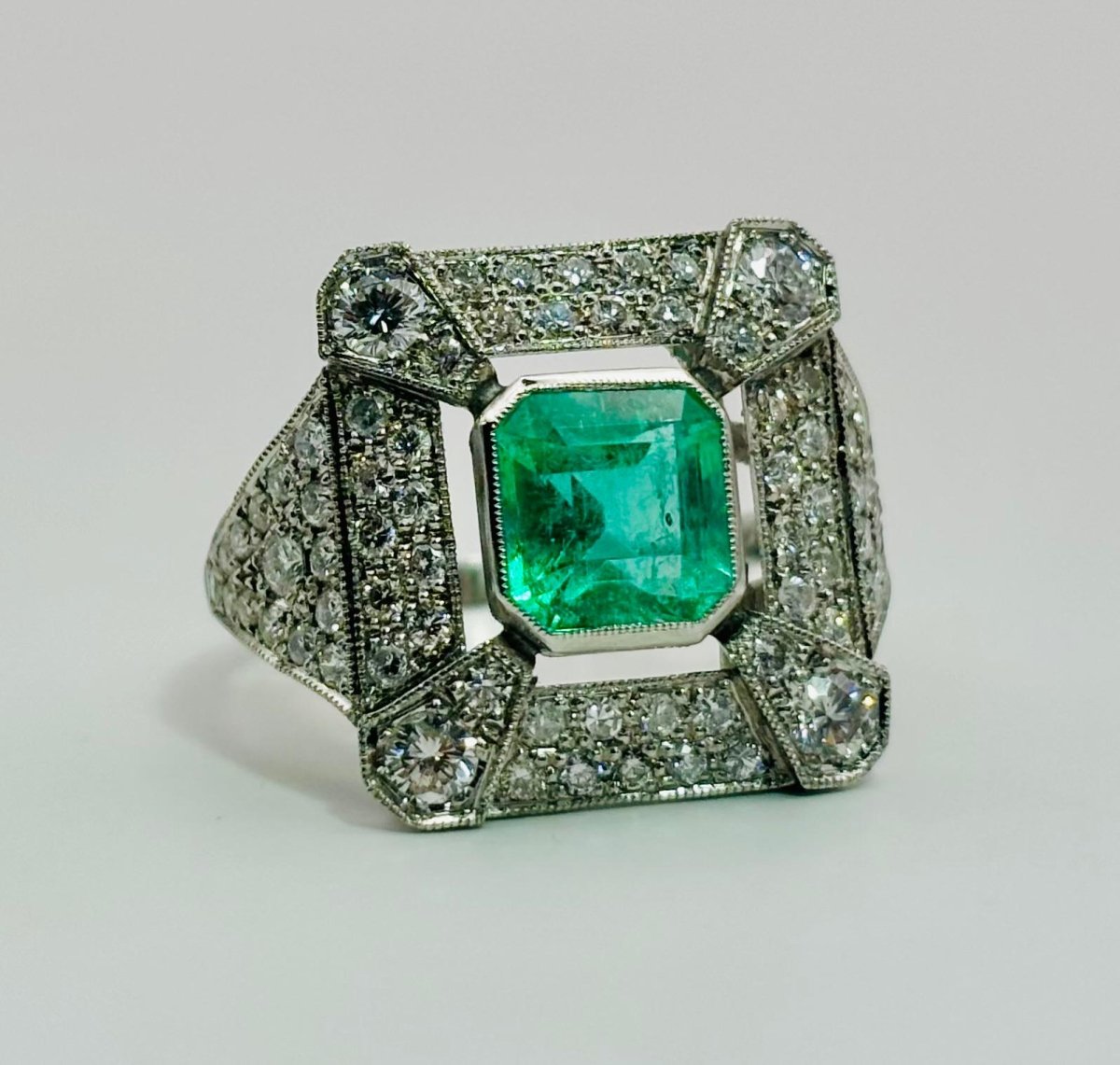 ANILLO DE ALTA JOYERÍA EN PLATINO CON ESMERALDA Y DIAMANTES - Castafiore