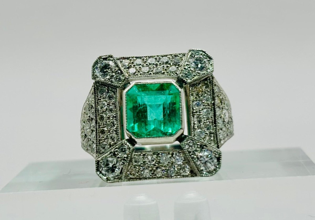 ANILLO DE ALTA JOYERÍA EN PLATINO CON ESMERALDA Y DIAMANTES - Castafiore