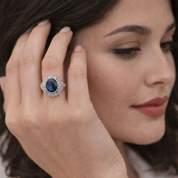 ANILLO DE ALTA JOYERIA EN PLATINO CON ZAFIRO AZUL Y DIAMANTES. - Castafiore