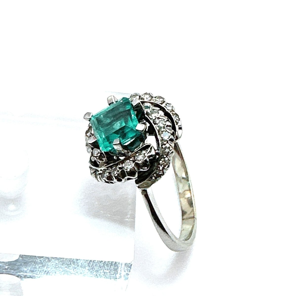 ANILLO DE ESMERALDA CON ORLA DE DIAMANTES ESTILO CLÁSICO VINTAGE - Castafiore