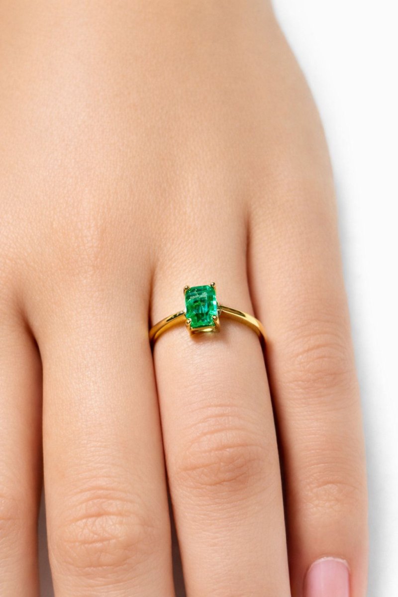 ANILLO DE ORO AMARILLO CON ESMERALDA COLOMBIANA - Castafiore