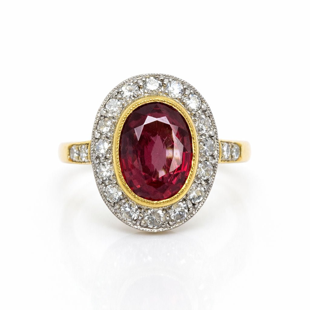 Anillo de Oro Amarillo estilo Vintage con Rubelita y Halo de Diamantes. - Castafiore