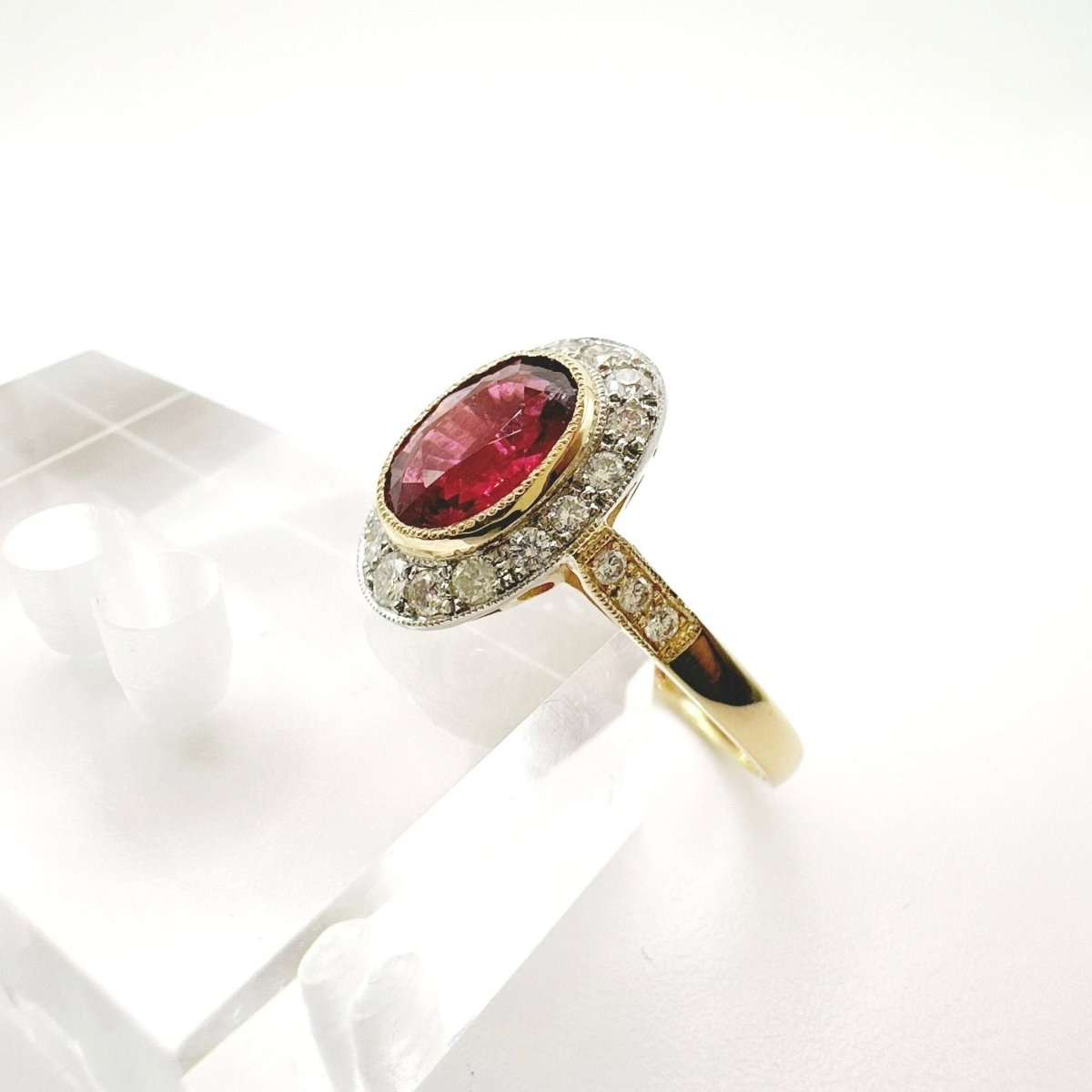 Anillo de Oro Amarillo estilo Vintage con Rubelita y Halo de Diamantes. - Castafiore