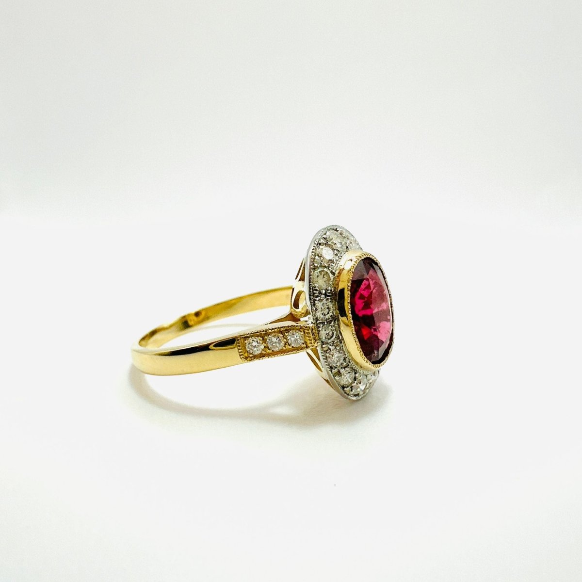 Anillo de Oro Amarillo estilo Vintage con Rubelita y Halo de Diamantes. - Castafiore