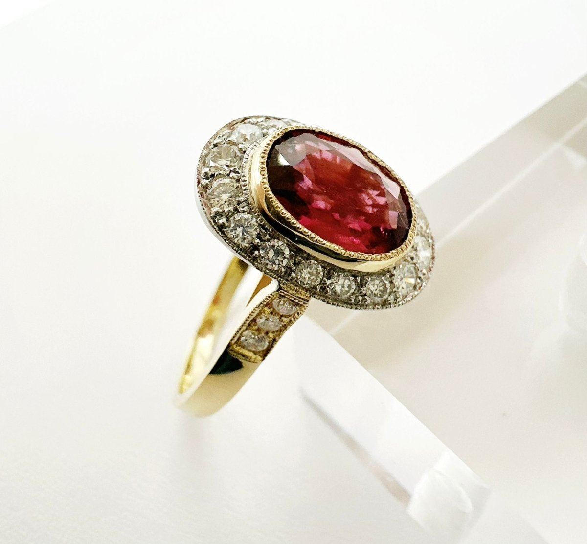 Anillo de Oro Amarillo estilo Vintage con Rubelita y Halo de Diamantes. - Castafiore