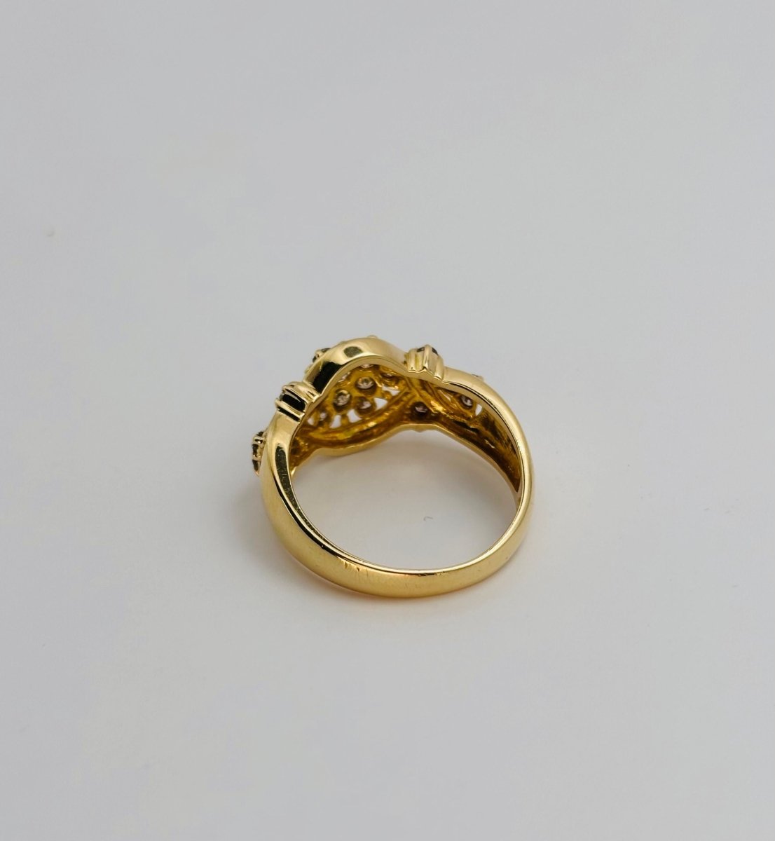 ANILLO DE ORO AMARILLO Y DIAMANTES , DISPUESTOS EN UN PATRÓN FLORAL O ESTRELLADO - Castafiore