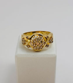 ANILLO DE ORO AMARILLO Y DIAMANTES , DISPUESTOS EN UN PATRÓN FLORAL O ESTRELLADO - Castafiore