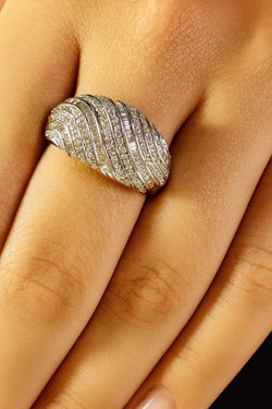 ANILLO DE ORO BLANCO CON DISEÑO ONDULADO, DIAMANTES EN PAVÉ Y BAGUETTE - Castafiore