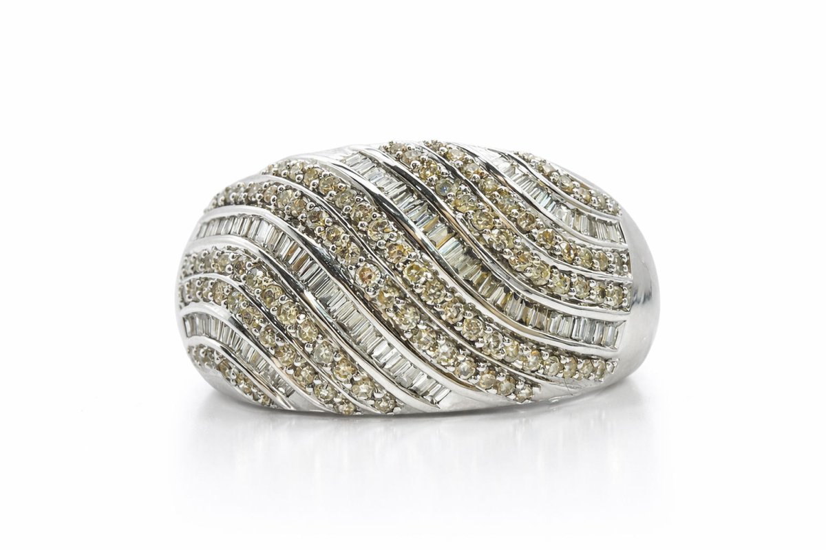 ANILLO DE ORO BLANCO CON DISEÑO ONDULADO, DIAMANTES EN PAVÉ Y BAGUETTE - Castafiore