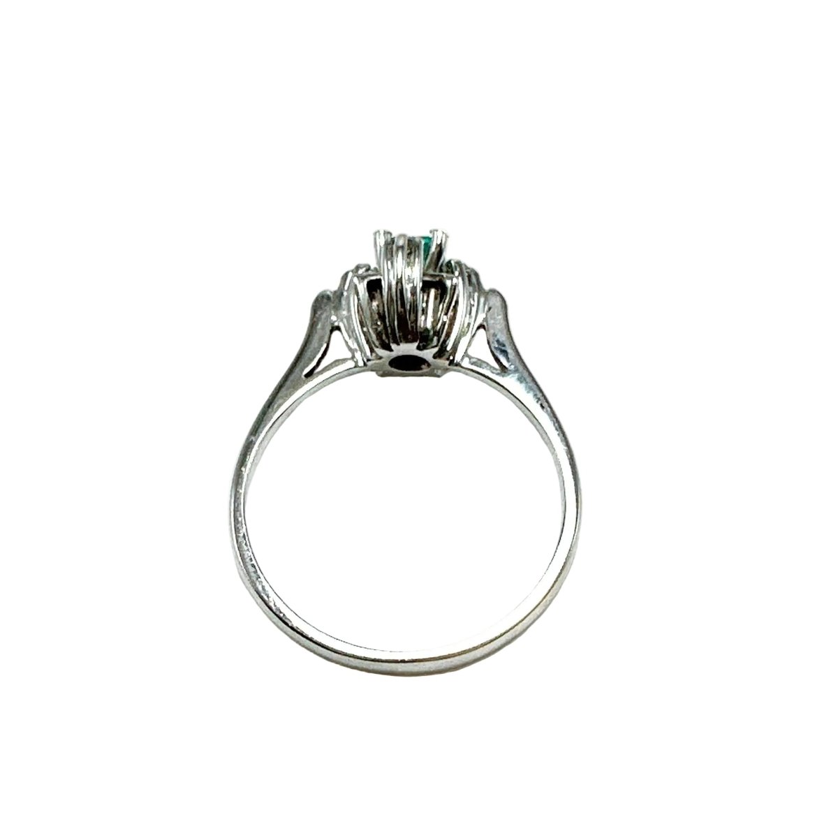 ANILLO DE ORO BLANCO CON ESMERALDA CENTRAL TALLA RECTANGULAR Y DIAMANTES - Castafiore