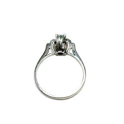 ANILLO DE ORO BLANCO CON ESMERALDA CENTRAL TALLA RECTANGULAR Y DIAMANTES - Castafiore