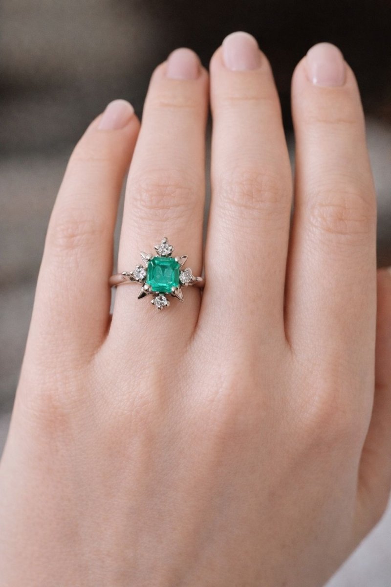 ANILLO DE ORO BLANCO CON ESMERALDA CENTRAL TALLA RECTANGULAR Y DIAMANTES - Castafiore