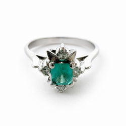 ANILLO DE ORO BLANCO CON ESMERALDA CENTRAL TALLA RECTANGULAR Y DIAMANTES - Castafiore