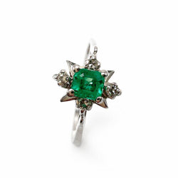 ANILLO DE ORO BLANCO CON ESMERALDA CENTRAL TALLA RECTANGULAR Y DIAMANTES - Castafiore