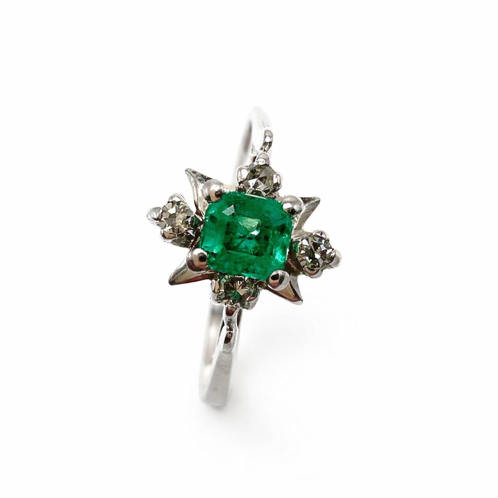 ANILLO DE ORO BLANCO CON ESMERALDA CENTRAL TALLA RECTANGULAR Y DIAMANTES - Castafiore