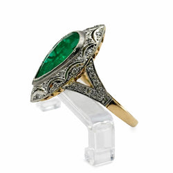 ANILLO DE ORO BLANCO Y PLATINO, ESMERALDA NATURAL TALLA PERA CON DIAMANTES QUE RODEAN LA ESTRUCTURA - Castafiore