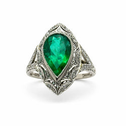 ANILLO DE ORO BLANCO Y PLATINO, ESMERALDA NATURAL TALLA PERA CON DIAMANTES QUE RODEAN LA ESTRUCTURA - Castafiore