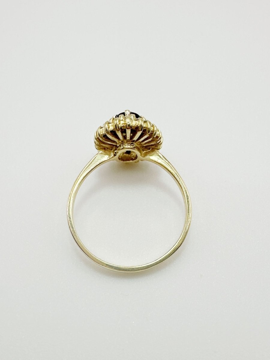 ANILLO DE ZAFIRO AZUL OSCURO CON HALO DE DIAMANTES EN ORO AMARILLO - Castafiore