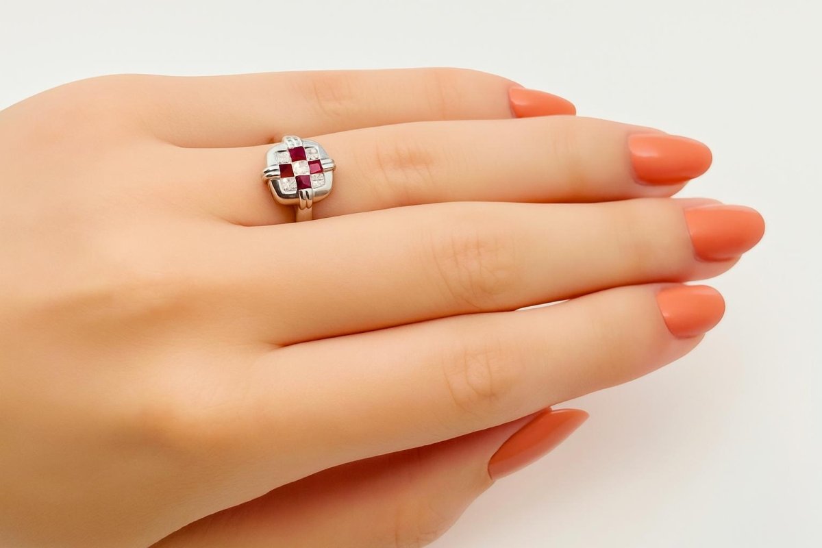ANILLO DISEÑO MODERNO CON RUBÍES Y DIAMANTES - Castafiore