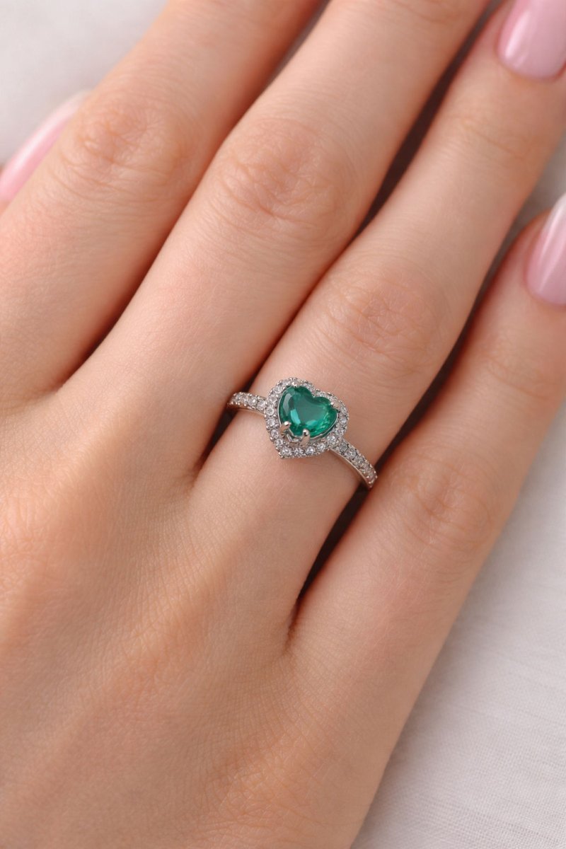 ANILLO EN FORMA DE CORAZON CON ESMERALDA NATURAL CERTIFICADA MUZO COLOMBIA - Castafiore