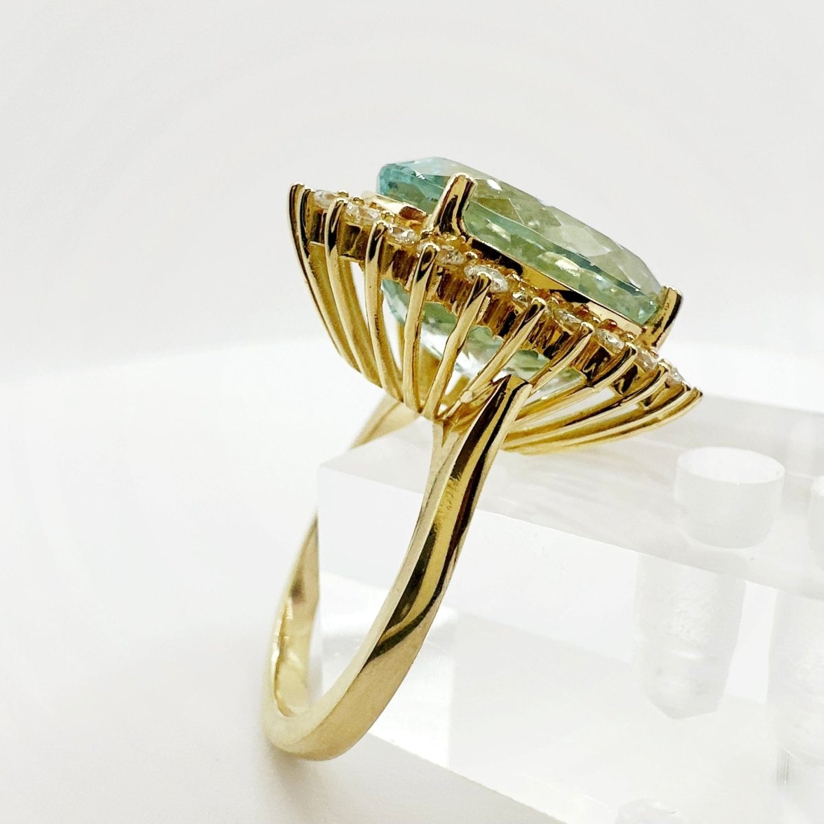 ANILLO EN ORO AMARILLO DE ALTA JOYERIA CON AGUA MARINA Y HALO DE DIAMANTES - Castafiore