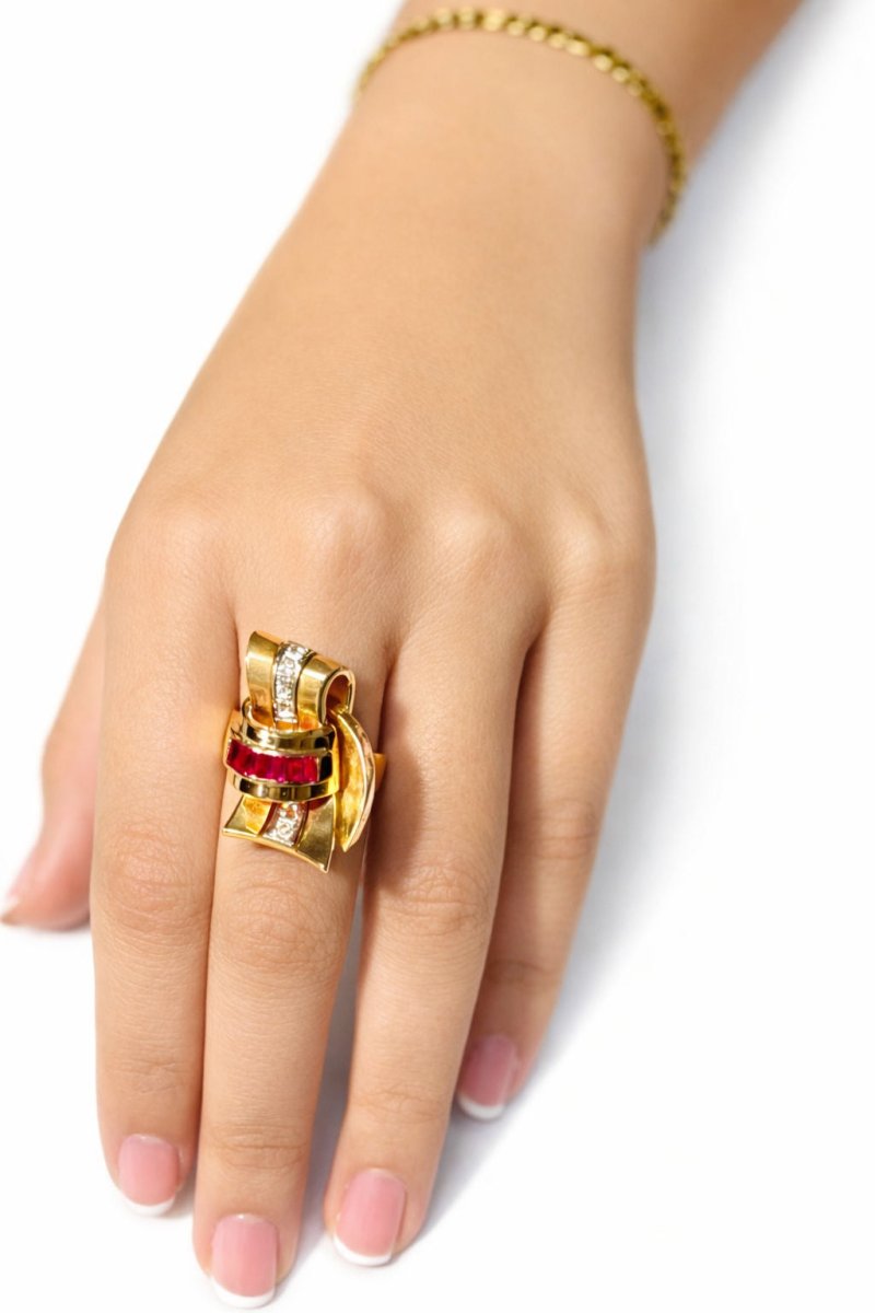 ANILLO EN ORO AMARILLO ESTILO CHAVALLIER, CON RUBIES Y DIAMANTES - Castafiore