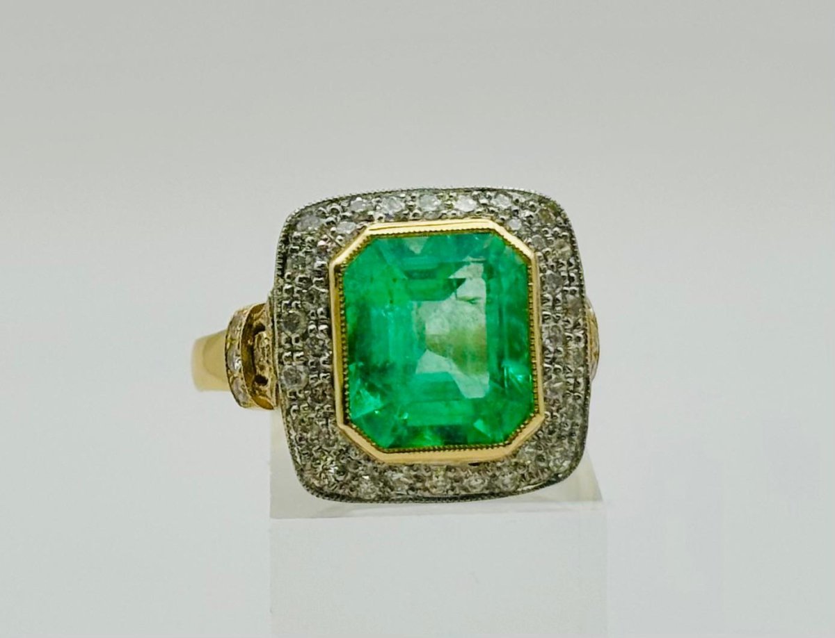 ANILLO EN ORO AMARILLO Y PLATINO CON UNA ESMERALDA Y DIAMANTES - Castafiore