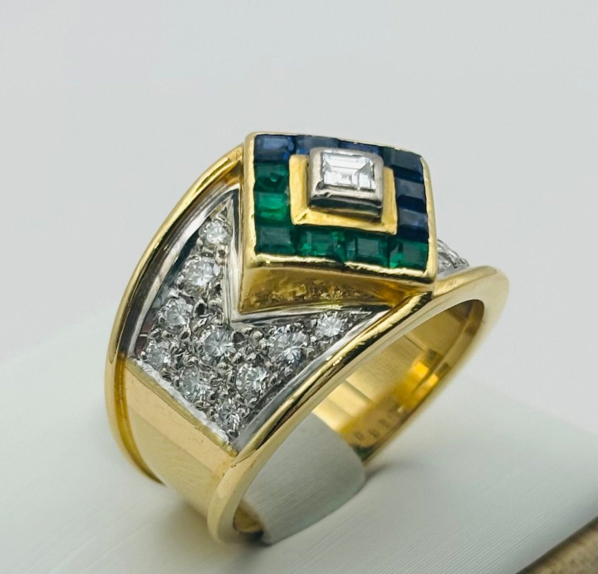 ANILLO EN ORO BICOLOR, CON DIAMANTES, ZAFIROS Y ESMERALDAS - Castafiore