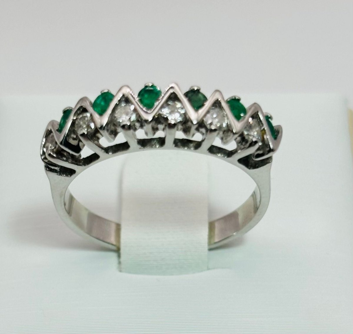 ANILLO EN ORO BLANCO CON ESMERALDAS Y DIAMANTES - Castafiore