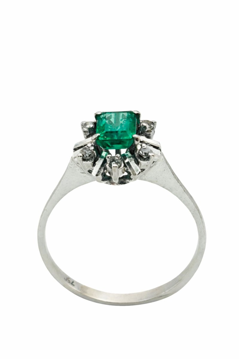ANILLO EN ORO BLANCO, CON UNA ESMERALDA Y DIAMANTES - Castafiore