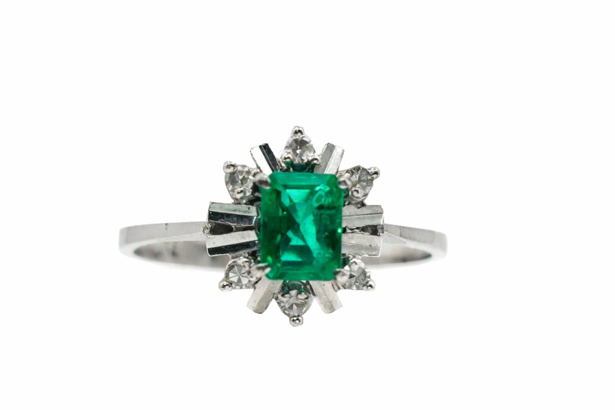 ANILLO EN ORO BLANCO, CON UNA ESMERALDA Y DIAMANTES - Castafiore