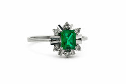 ANILLO EN ORO BLANCO, CON UNA ESMERALDA Y DIAMANTES - Castafiore