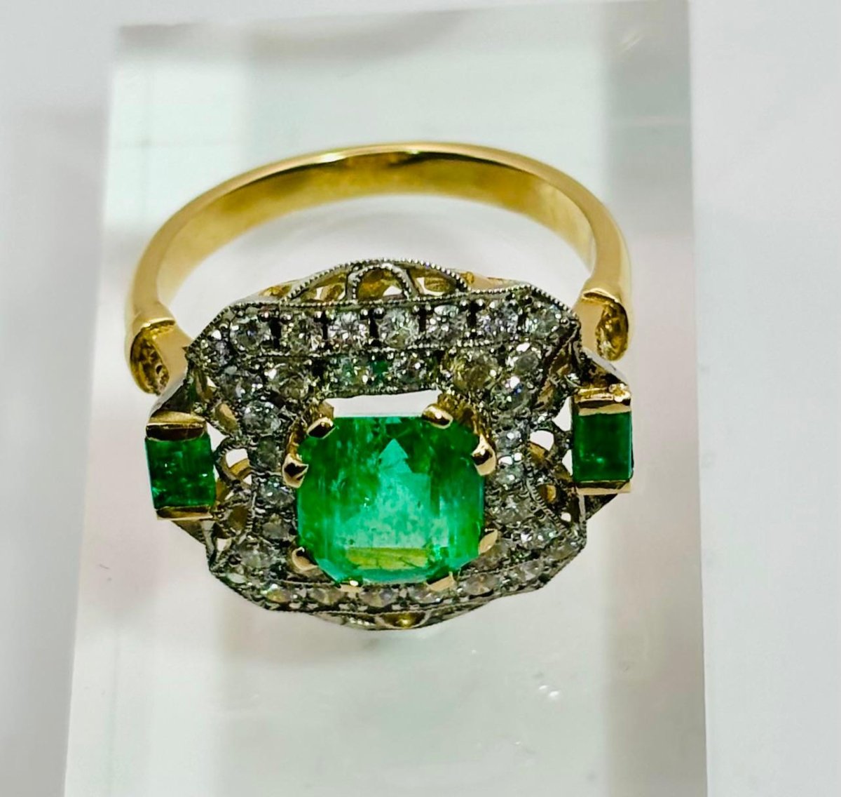 ANILLO EN ORO CON ESMERALDAS Y DIAMANTES - Castafiore