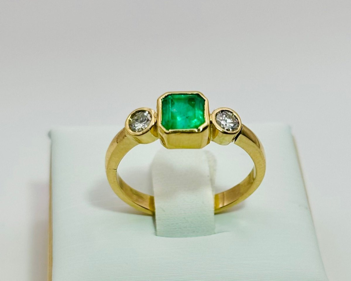 ANILLO EN ORO CON UNA ESMERALDA Y DIAMANTES - Castafiore