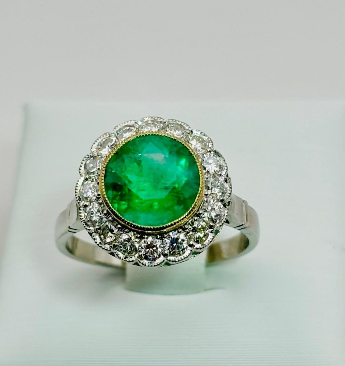ANILLO EN PLATINO CON ESMERALDA Y HALO DE DIAMANTES - Castafiore