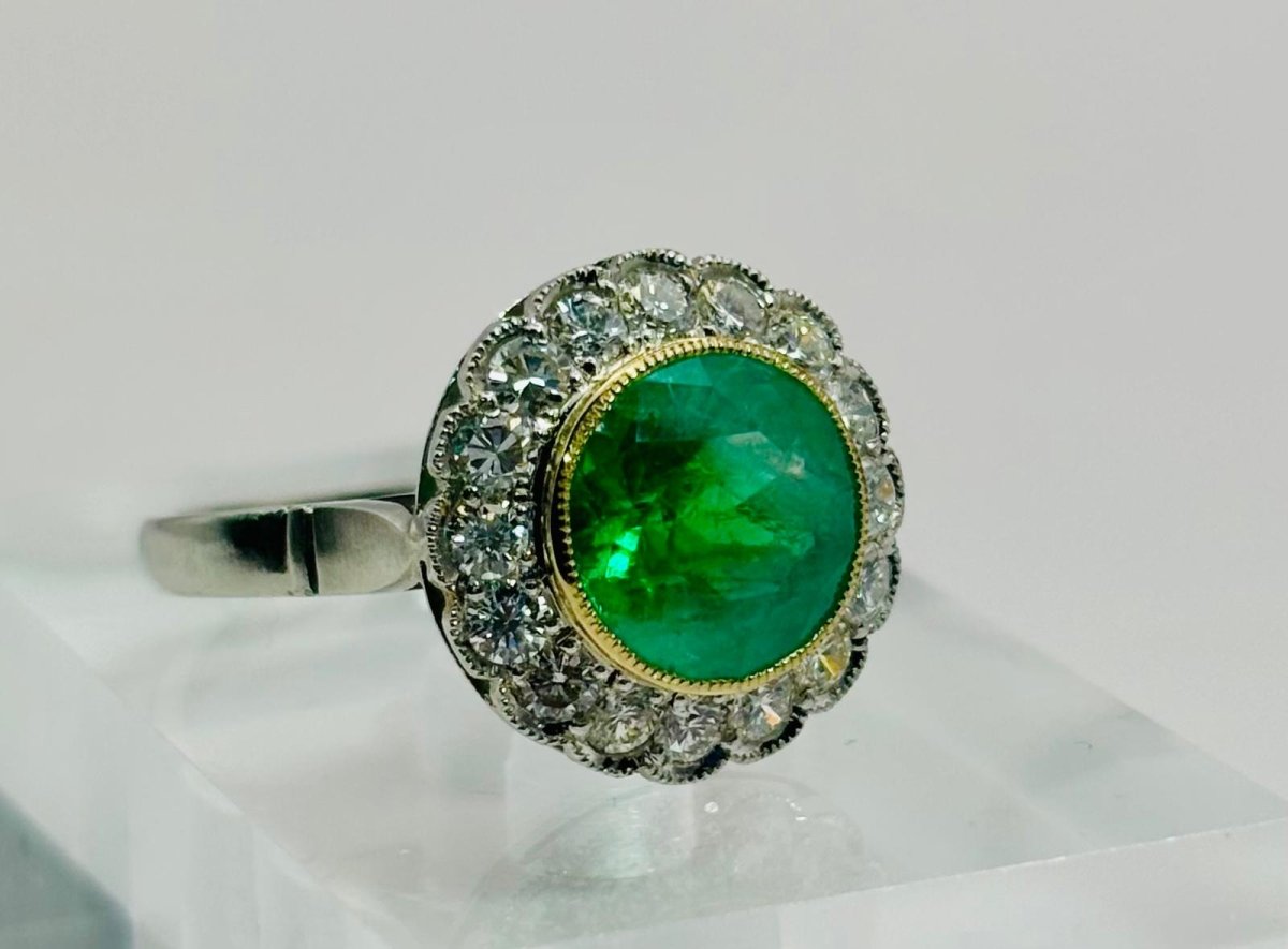 ANILLO EN PLATINO CON ESMERALDA Y HALO DE DIAMANTES - Castafiore
