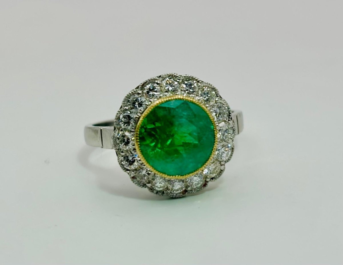 ANILLO EN PLATINO CON ESMERALDA Y HALO DE DIAMANTES - Castafiore