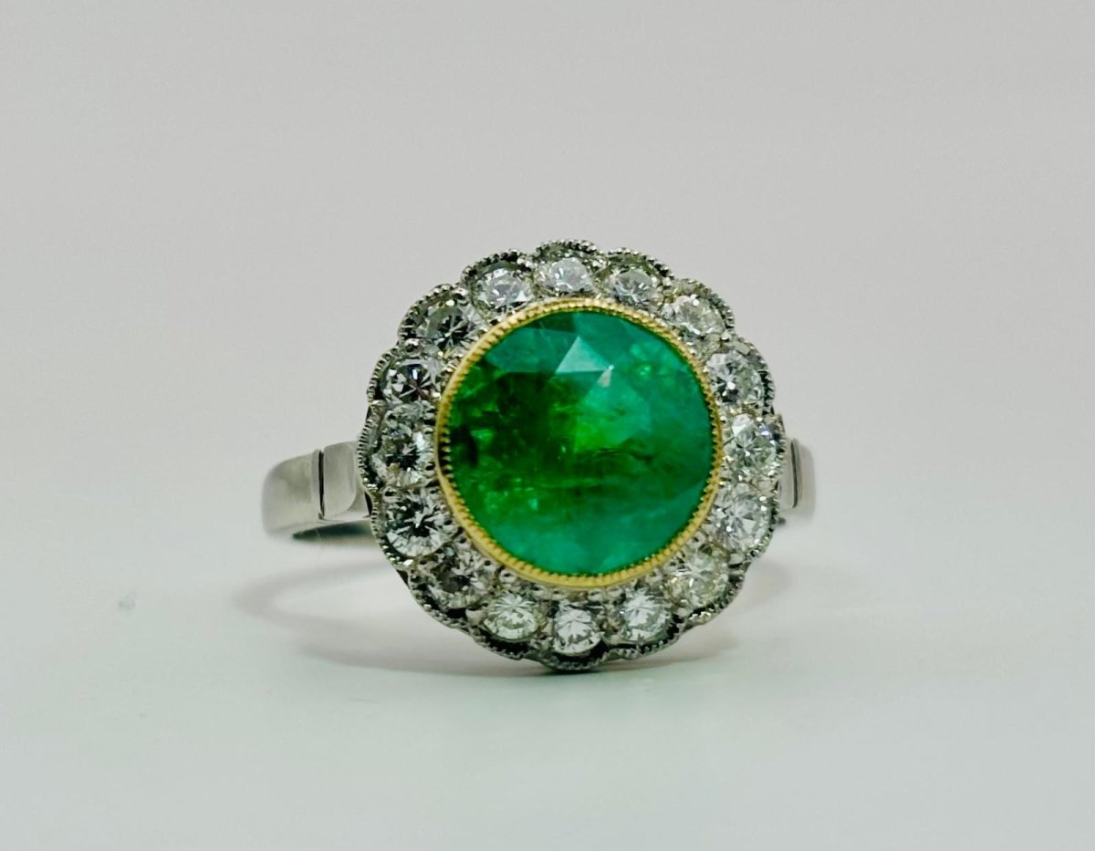 ANILLO EN PLATINO CON ESMERALDA Y HALO DE DIAMANTES - Castafiore