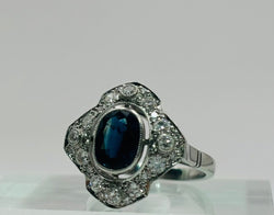 ANILLO EN PLATINO CON UN ZAFIRO CENTRAL Y DIAMANTES. ESTILO ART DÉCO - Castafiore