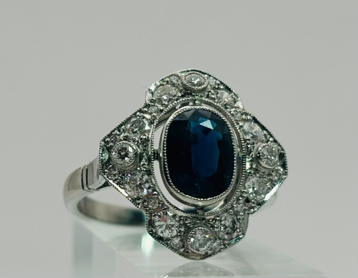 ANILLO EN PLATINO CON UN ZAFIRO CENTRAL Y DIAMANTES. ESTILO ART DÉCO - Castafiore