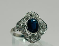 ANILLO EN PLATINO CON UN ZAFIRO CENTRAL Y DIAMANTES. ESTILO ART DÉCO - Castafiore