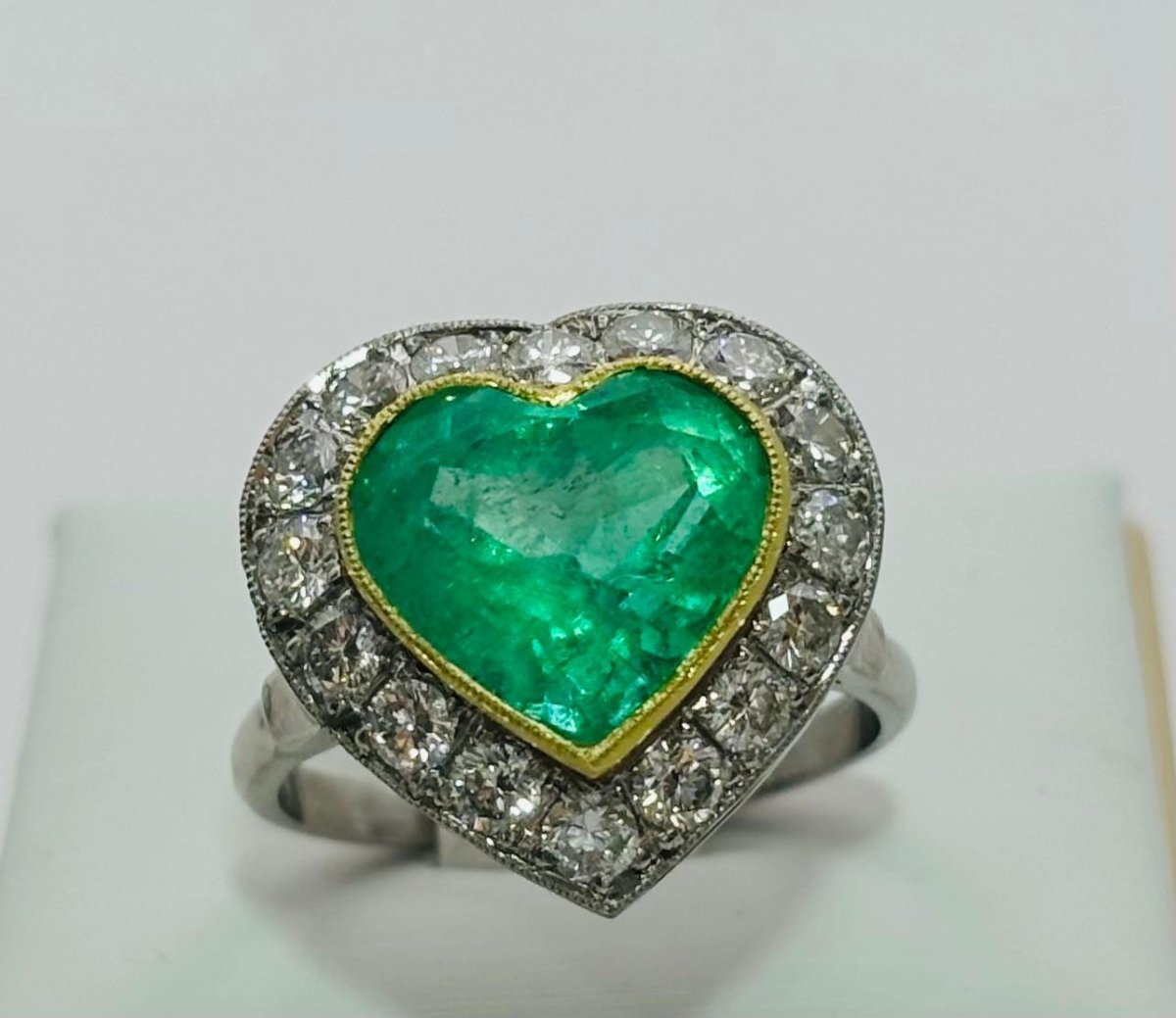 ANILLO EN PLATINO Y ORO CON UNA ESMERALDA Y DIAMANTES - Castafiore
