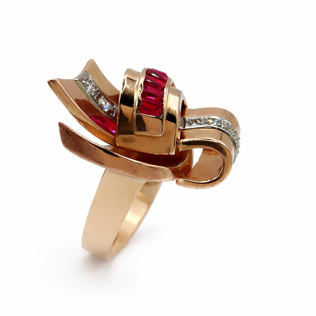 Bague en or jaune, rubis et diamants