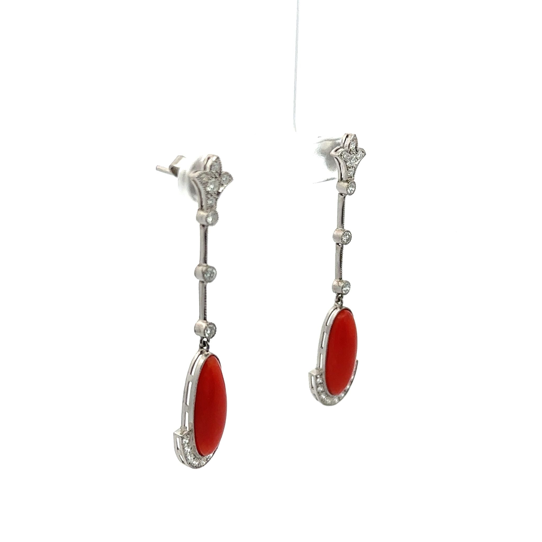 Boucles d'oreilles Pendantes en platine, corail et diamants