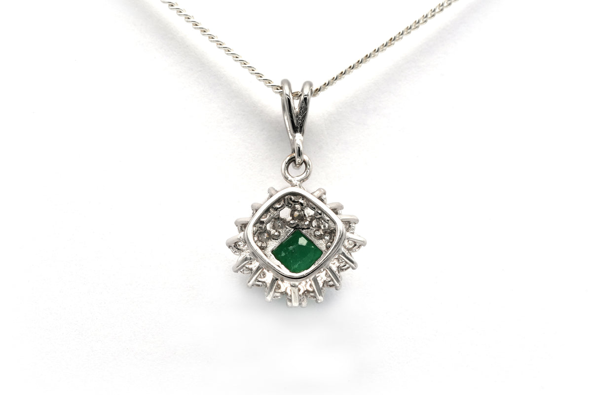 Pendentif en or blanc, émeraude et diamants