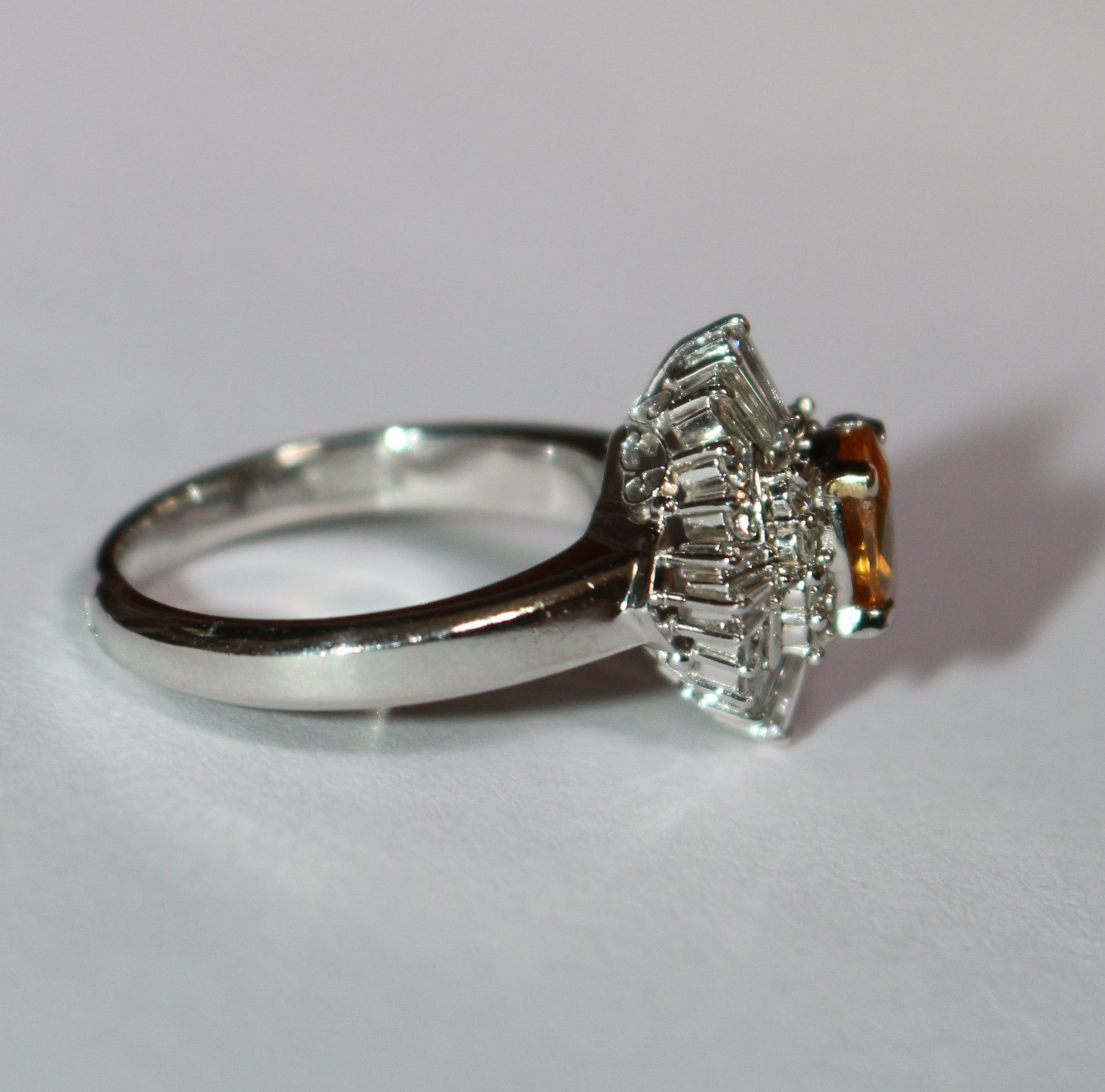 Bague Entourage en platine, saphir et diamants