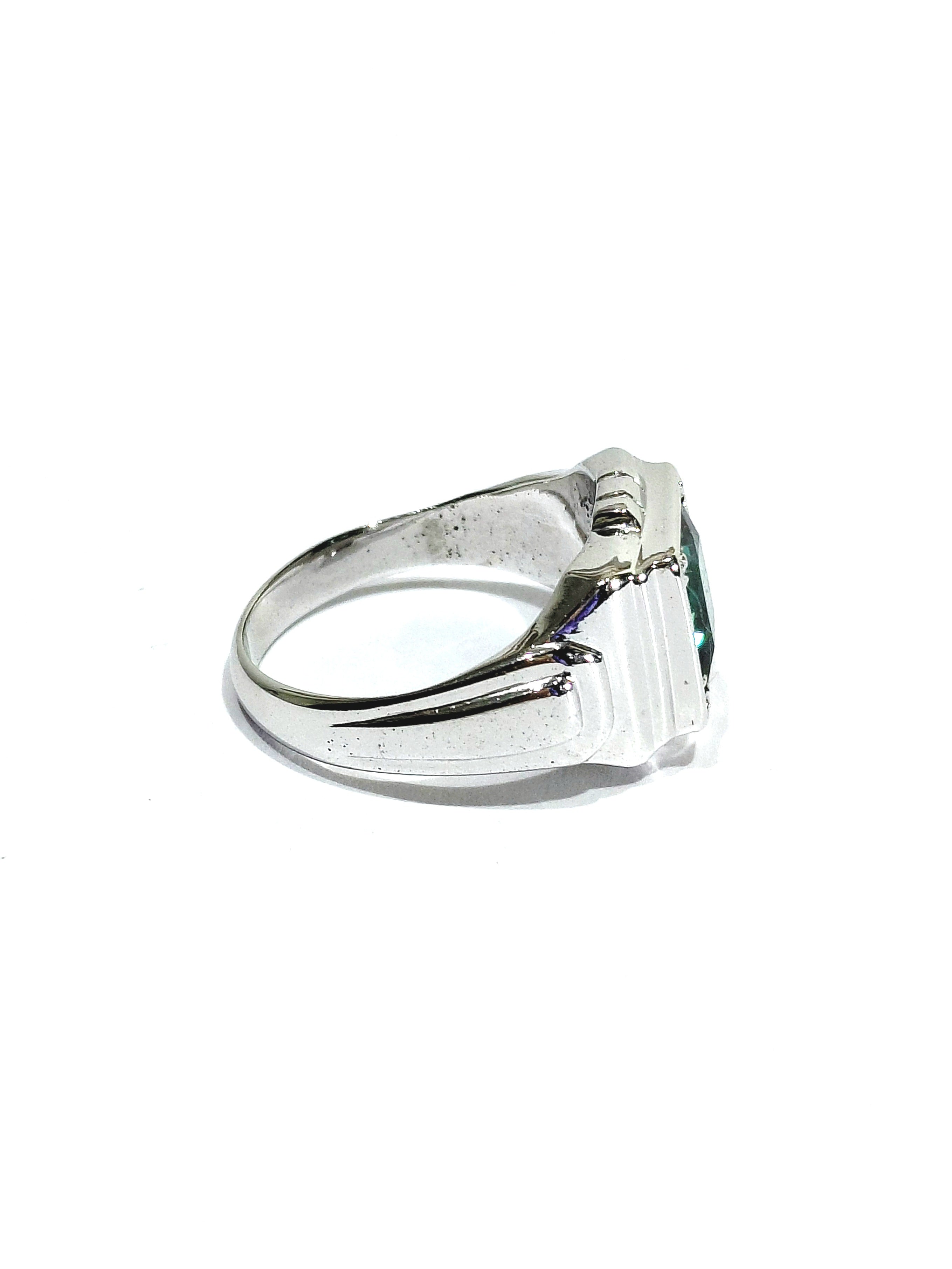 Bague Art Déco en or blanc et tourmaline verte