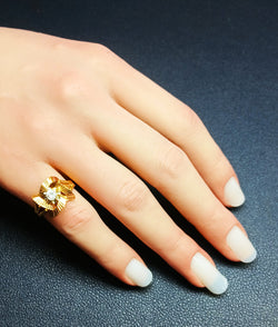 Bague en or jaune et pierre blanche
