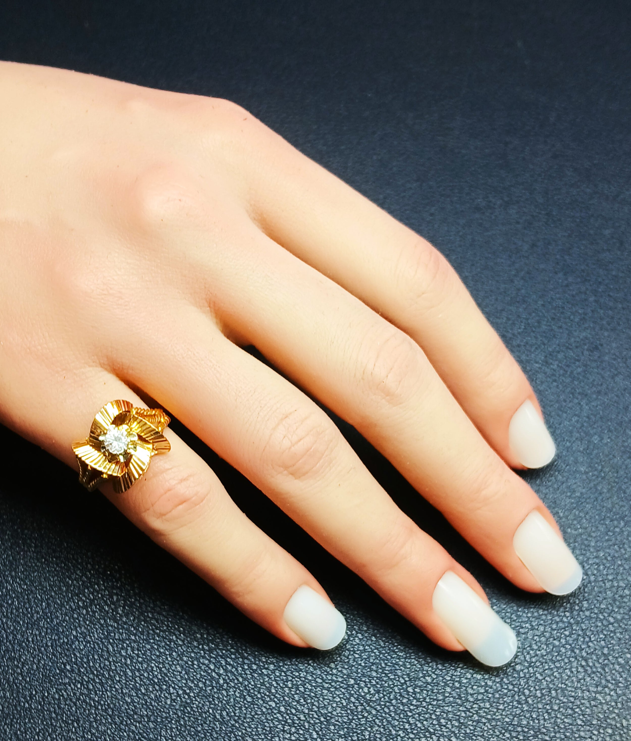 Bague en or jaune et pierre blanche